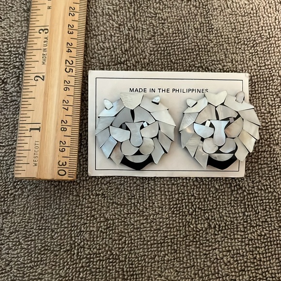 Mother of pearl handmade lion head earring each one unique every piece different - Picture 3 of 7